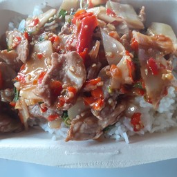 กระเพราหน่อไม้ดอง+หมูชิ้นราดข้าว