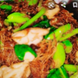 เส้นหมี่ผัดซีอิ้วไก่