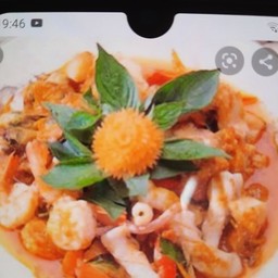 ผัดเผ็ดทะเลราดข้าว