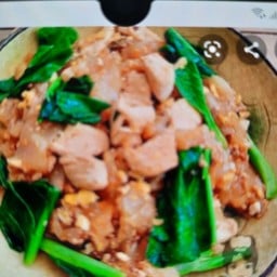 เส้นใหญ่ผัดซีอิ้วไก่