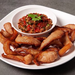 คอหมูทอด+แจ่วปลาร้า Deep Fried Pork Shoulder with Spicy Dip