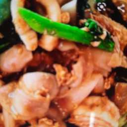 เส้นใหญ่ผัดซีอิ้วทะเล