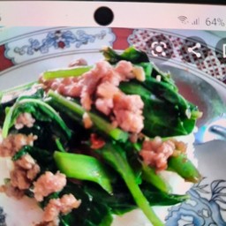 คะน้าหมูสับราดข้าว