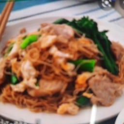 เส้นหมี่ผัดซีอิ๊วหมู