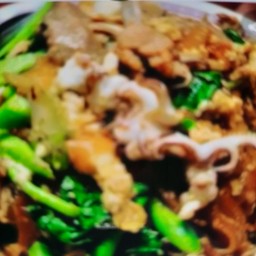 เส้นใหญ่ผัดซีอิ้วปลาหมึก