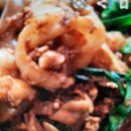 เส้นหมี่ผัดซีอิ้วปลาหมึก