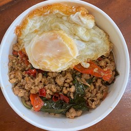 กะเพราหมูสับ+ไข่ดาว