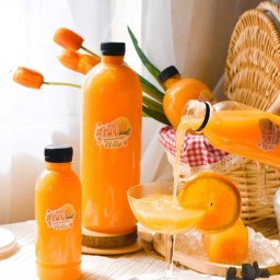 สุณีย์ไร่ส้ม น้ำส้มคั้นแท้ ผสมเนื้อจุกๆทุกขวด สายไหม