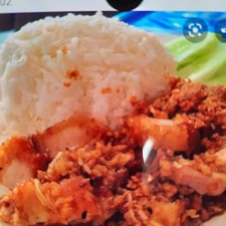 หมูกรอบกระเทียมพริกไทยราดข้าว