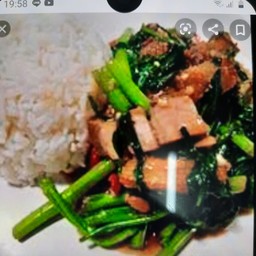 ผักบุ้งหมูกรอบราดข้าว