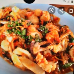 ผัดเผ็ดทะเลกับข้าว