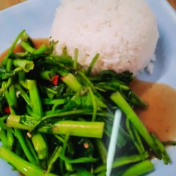 ผักบุ้งไฟแดงราดข้าว