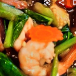 คะน้ารวมมิตรราดข้าว