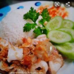 ปลาหมึกทอด พริกไทย กระเทียมราดข้าว