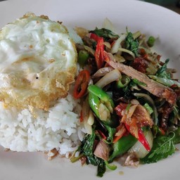 เป็ดย่างผัดกะเพราราดข้าว