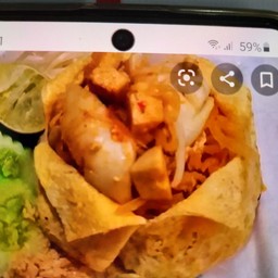 ผัดไทยปลาหมึกห่อไข่