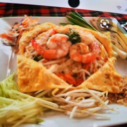 ผัดไทย กุ้งสด ห่อไข่