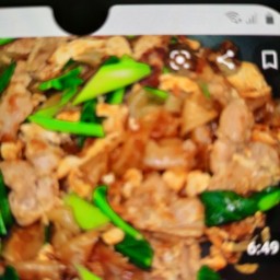 เส้นใหญ่ผัดซีอิ๊วหมู
