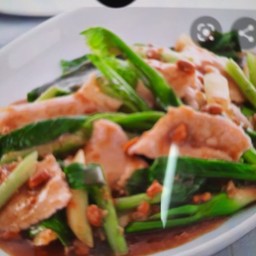 คะน้าหมูชิ้นราดข้าว