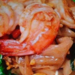 เส้นใหญ่ผัดซีอิ้วกุ้ง