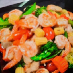 ผัดผักรวมมิตรกุ้งเป็นกับข้าว