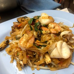 ผัดไทยกะเพรารวมมิตร