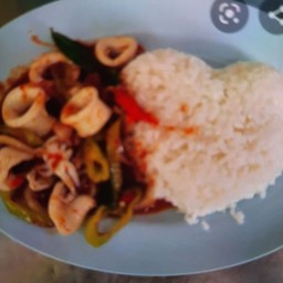 ผัดพริกแกงปลาหมึกราดข้าว