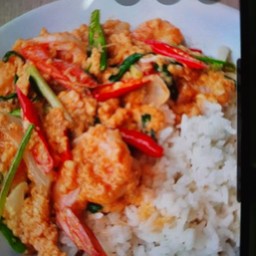 ผัดผงกะหรี่กุ้งราดข้าว