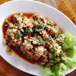 ลาบหมูอร่อยใช้ได้ หมูสับแน่นๆ แต่มีเครื่องในแค่ตับ