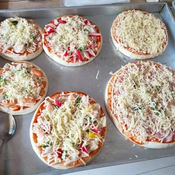 full of cheese and fresh ingredients เต็มไปด้วยชีสและวัตถุดิบสดใหม่