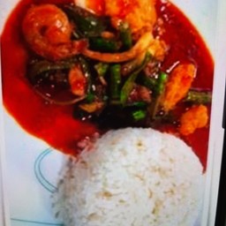 ผัดพริกแกงทะเลราดข้าว