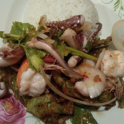 ยําผักบุ้งกรอบทะเลราดข้าว