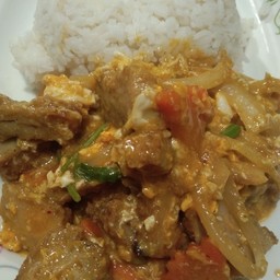 ทอดมันกุ้งผัดผงกะหรี่ ราดข้าว