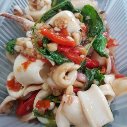 กะเพราปลาหมึกกล้วย (กับข้าว)