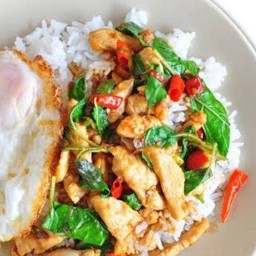 ข้าวราดกระเพราไก่หอมๆๆมาแล้วจ้าา