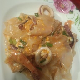 ก๋วยเตี๋ยวคั่ว กุ้ง ปลาหมึก หมู