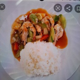 ผัดเปรี้ยวหวานกุ้งราดข้าว