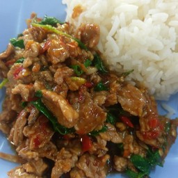 ข้าว กะเพราเนื้อวัวชิ้น