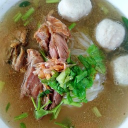 ก๋วยเตี๋ยวหมูตุ๋นน้ำใส