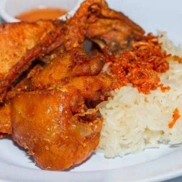 ไก่ทอดแพรวนภา หน้าห้างสมสวัสดิ์ แพร่