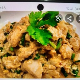 ไก่ผัดผงกะหรี่ราดข้าว