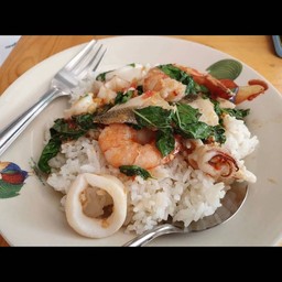 ข้าวราดกะเพราทะเล