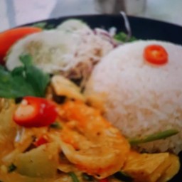 ผัดผงกะหรี่ทะเลราดข้าว