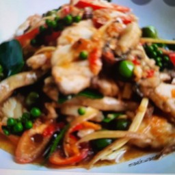 ผัดฉ่าปลากระพงเป็นกับข้าว