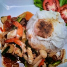 ผัดเปรี้ยวหวานทะเลราดข้าว