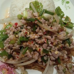 ยำ ผักบุ้ง ทอดกรอบหมูราดข้าว