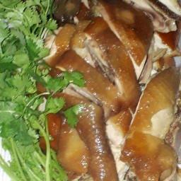 ไก่ต้มน้ำปลา เจ๊โอ๋โค้งตาหวาน