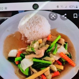 ผัดผักรวมไก่ราดข้าว