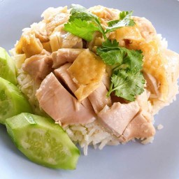 แม่เลี้ยงข้าวมันไก่ หน้าวัดอรัญญิก