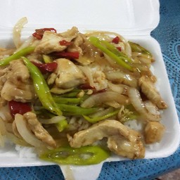 ไก่ผัดพริกหยวกราดข้าวพิเศษ